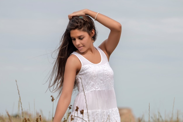 Hermosa mujer en un vestido blanco