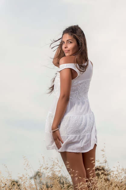 Hermosa mujer en un vestido blanco