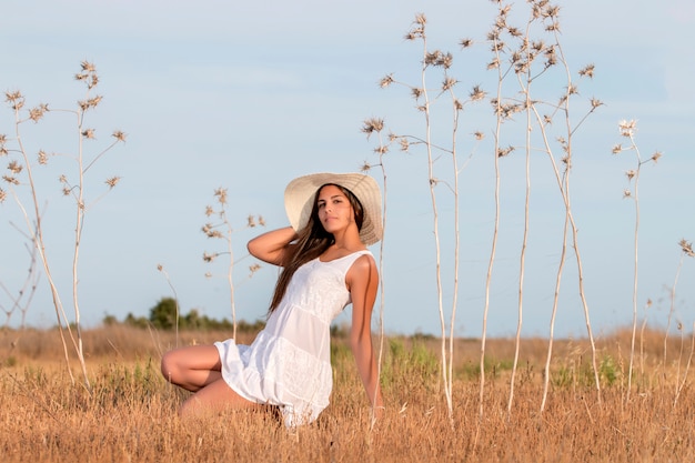 Hermosa mujer en un vestido blanco