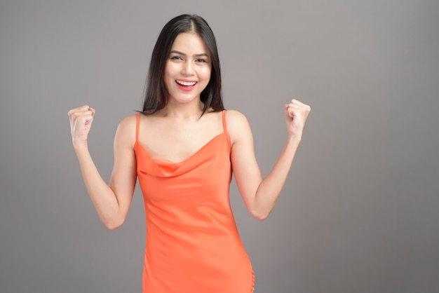 hermosa mujer con vestido naranja