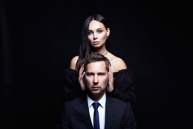 Hermosa mujer en vestido de noche y hombre en traje