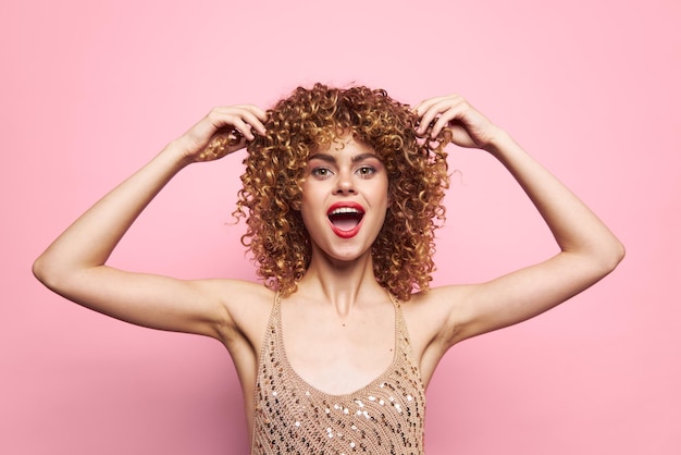 Hermosa mujer vestido de pelo rizado labios rojos camisa de