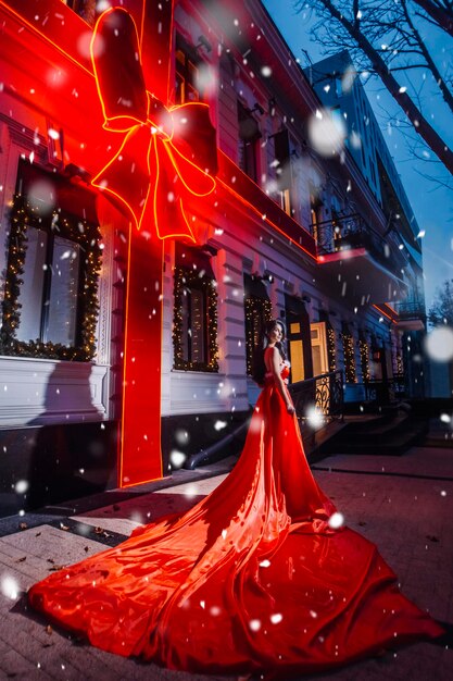 Hermosa mujer en vestido rojo en navidad