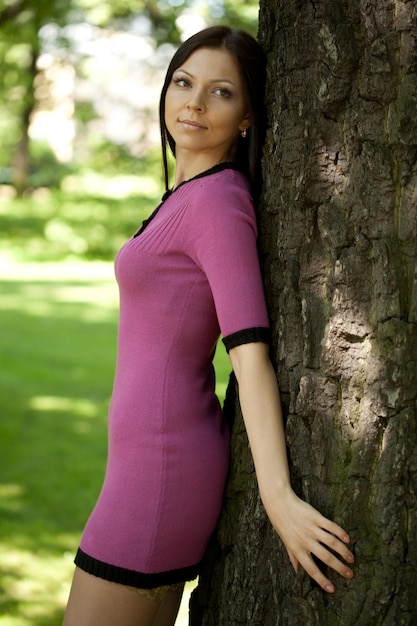 Hermosa mujer en vestido rosa