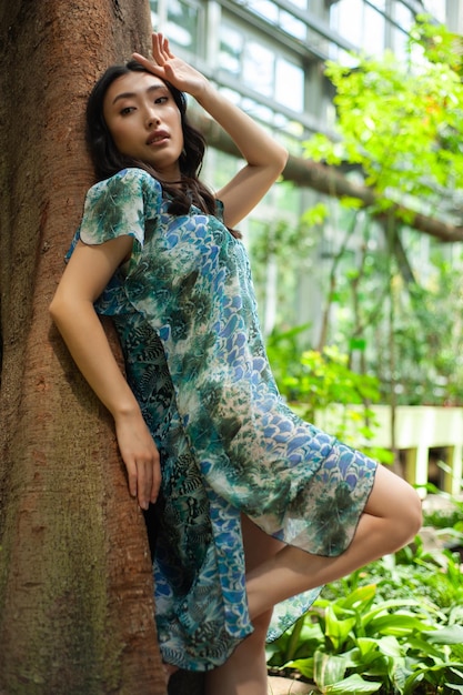 Hermosa mujer con vestido de verano de estilo bohemio fashioin