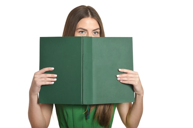 Hermosa mujer en vestido verde con libro sobre fondo blanco.