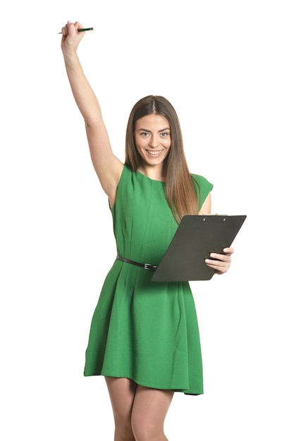 Foto hermosa mujer en vestido verde con portapapeles sobre fondo blanco.