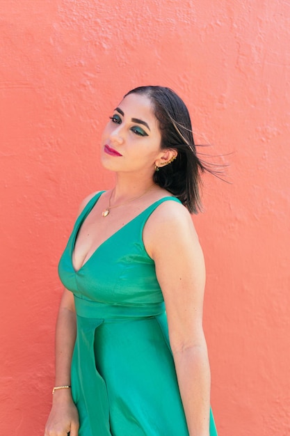 Hermosa mujer en vestido verde simple