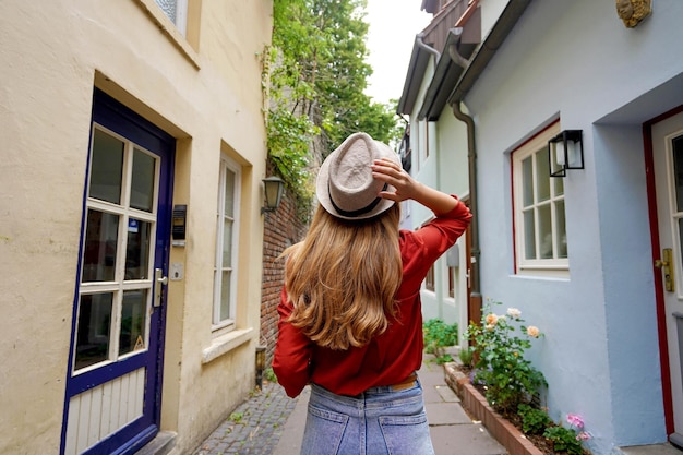 Hermosa mujer viajera caminando en el barrio de Schnoor Bremen Alemania