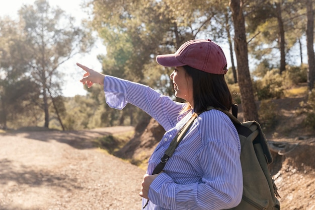 Foto hermosa mujer viajera disfrutando de la naturaleza