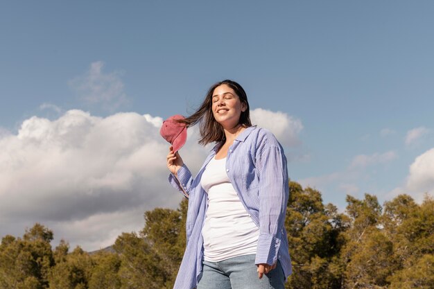 Hermosa mujer viajera disfrutando de la naturaleza