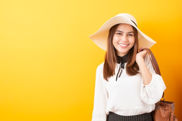 Hermosa mujer viajera es emocionante