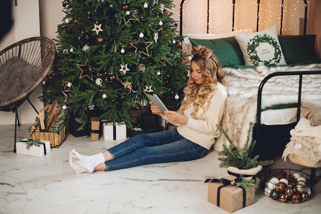 Hermosa mujer videollamadas en Navidad