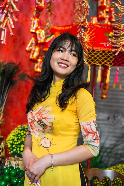 Hermosa mujer vietnamita con vestido vietnamita tradicional en el Año Nuevo Lunar Tet