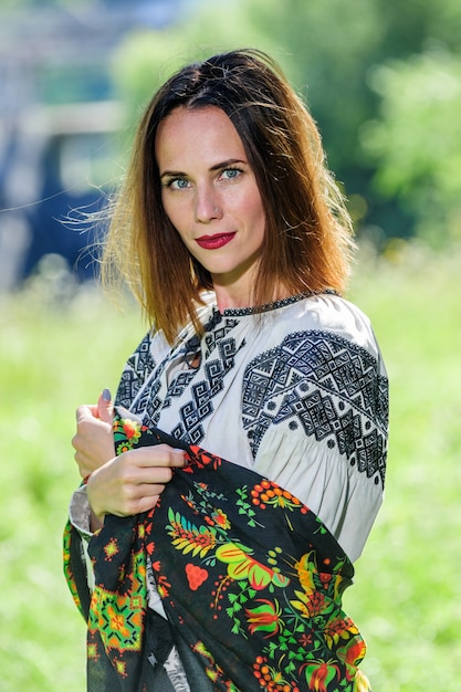 Hermosa mujer yang ucraniana vestida con traje étnico moderno tradicional.