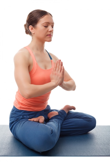 Hermosa mujer de yogini en forma deportiva medita en padmasana asana l