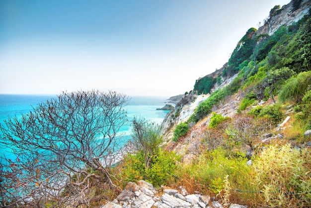 Hermosa naturaleza de Albania mar azul claro Viajar