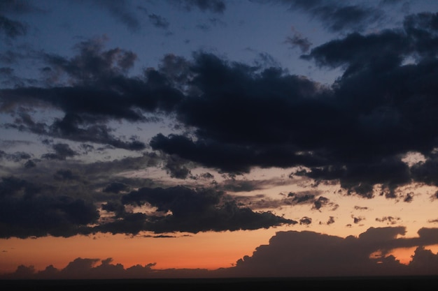 Hermosa naturaleza brillante puesta de sol en la noche