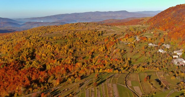Hermosa naturaleza cálida mañana de otoño una fascinante vista aérea escénica de montaña