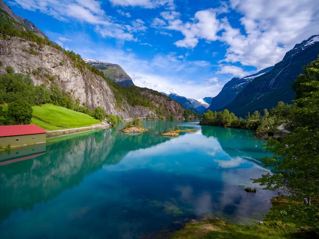 Hermosa naturaleza fotografía aérea del paisaje natural de Noruega.