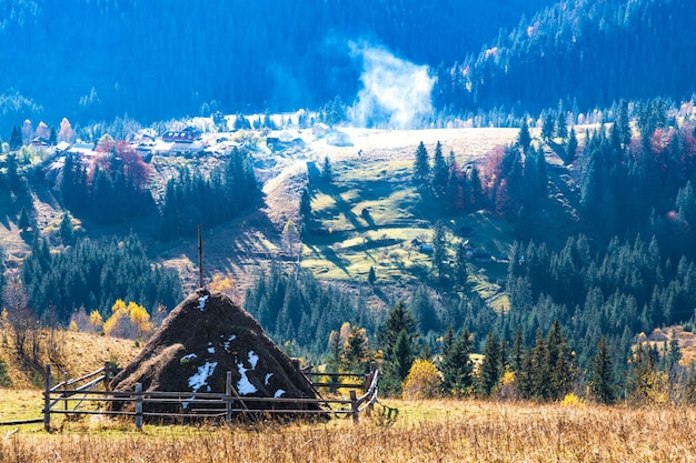La hermosa naturaleza fresca de los Cárpatos se representa en las altas colinas de bosques coloridos, prados verdes y un cielo azul extraordinario.