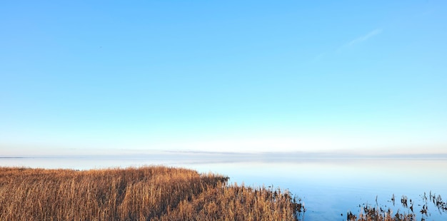 Hermosa naturaleza fresca y colorida en un día soleado con aguas tranquilas y belleza en armonía Lago tranquilo sobre un fondo de cielo crepuscular suave con horizonte de plantas verdes y espacio para copiar