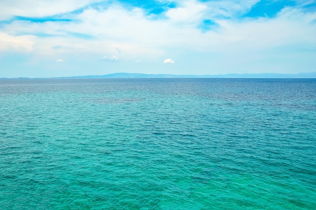 Hermosa naturaleza junto al mar en la naturaleza en el fondo del parque