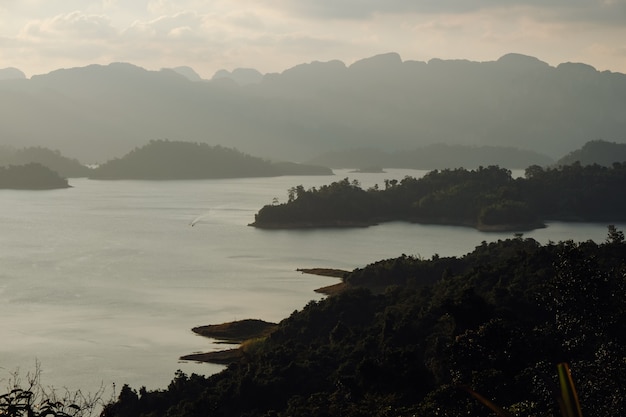 Foto hermosa naturaleza en el lago cheow lan, la presa de ratchaprapha, el parque nacional khao sok en tailandia