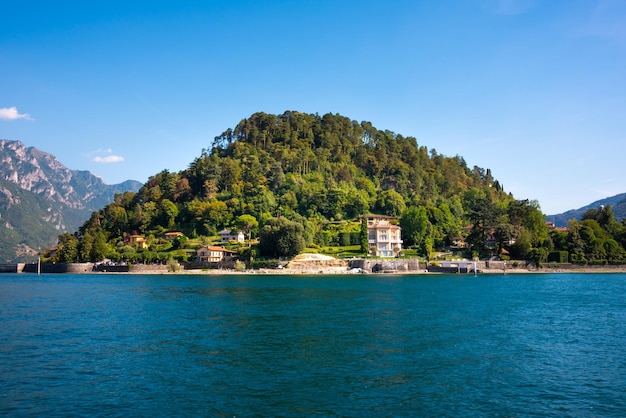 Hermosa naturaleza del lago Como Italia en el famoso destino turístico de verano