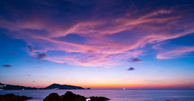 Hermosa naturaleza Majestuoso amanecer o atardecer cielo paisaje Increíble luz de la naturaleza nube cielo y nube borrosa Color colorido naturaleza cielo puesta de sol o amanecer nube sobre el mar increíble fondo