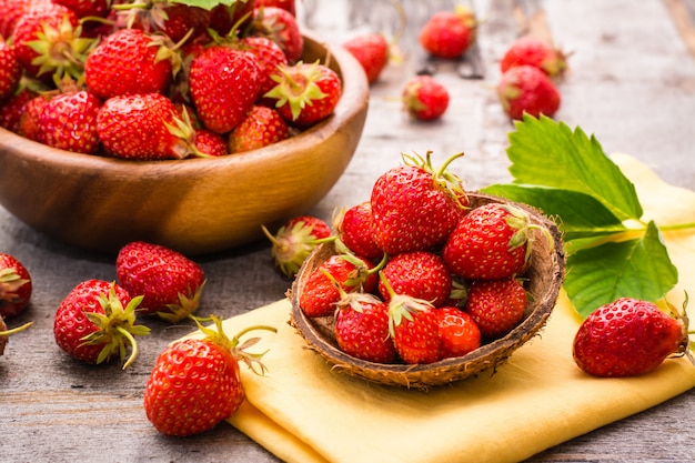 Hermosa naturaleza muerta con fresas en cuencos de madera