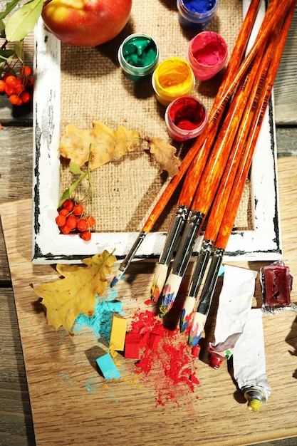 Hermosa naturaleza muerta con materiales artísticos profesionales de cerca