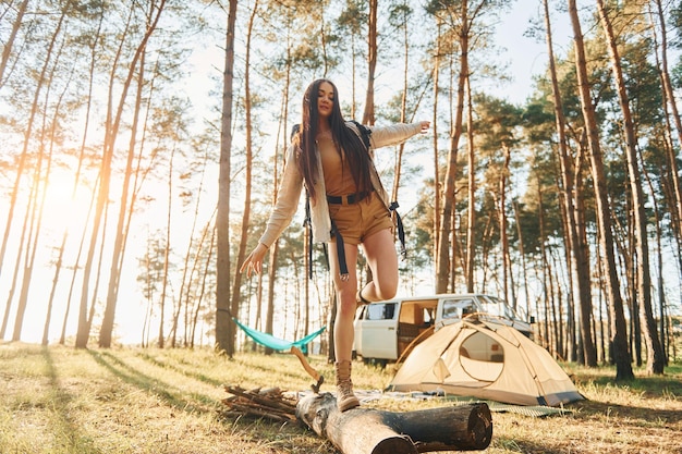 Hermosa naturaleza Mujer viaja sola en el bosque durante el día en verano