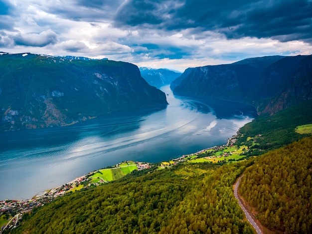 Foto hermosa naturaleza noruega. el fiordo sognefjorden.