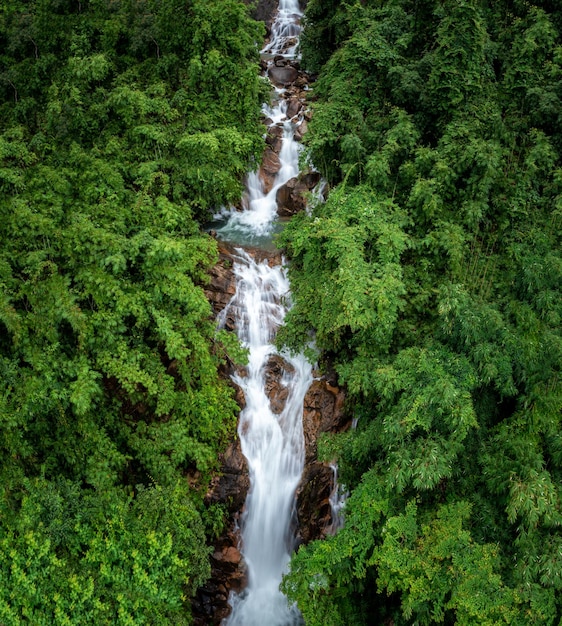 Hermosa naturaleza paisaje cascada krating y pequeño fotógrafo en la temporada de lluvias y refrescante bosque verde en el parque nacional de khoa khitchakut provincia de chanthaburi tailandia