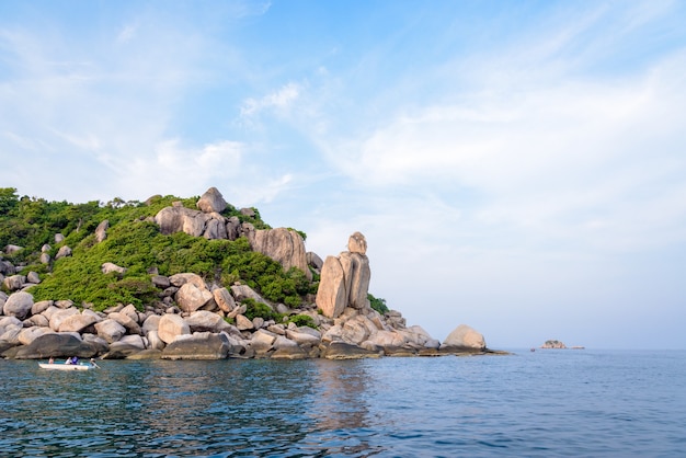 Hermosa naturaleza paisaje grupo roca exótica de Buddha Point en el cabo cerca del mirador de John-Suwan bajo el cielo azul en el mar durante el verano, la isla de Ko Tao es una de las atracciones en Surat Thani, Tailandia