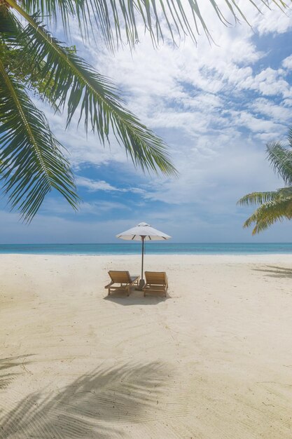 Hermosa naturaleza panorámica. Puesta de sol de playa tropical como paisaje de isla de verano con sombrilla de sillas