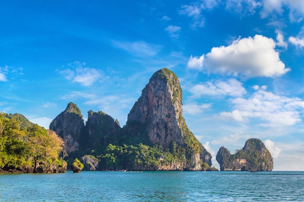 Hermosa naturaleza en la playa de Railay en Krabi en Tailandia