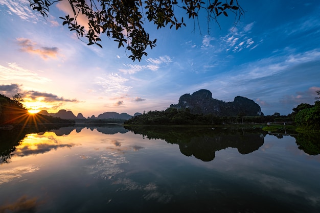 Hermosa naturaleza con reflejo del amanecer sobre el agua Ban Nong Thale, provincia de Krabi, Tailandia
