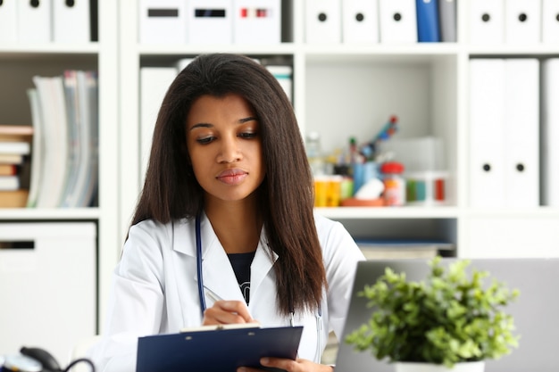 Hermosa negra sonriente doctora espera