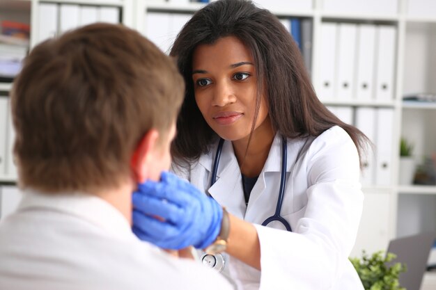 Hermosa negra sonriente doctora hablar con