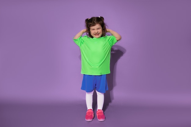 Foto hermosa niña 4-5 años en uniforme de fútbol aislado