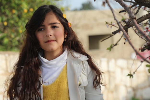 Hermosa niña adolescente con campo al aire libre