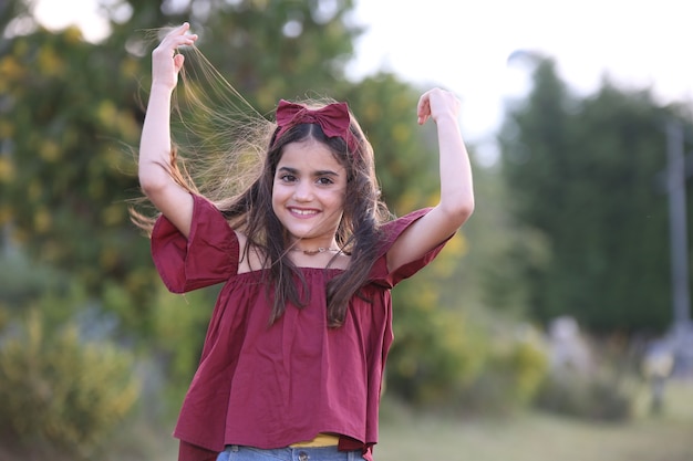 Hermosa niña adolescente con el parque de la casa de campo al aire libre