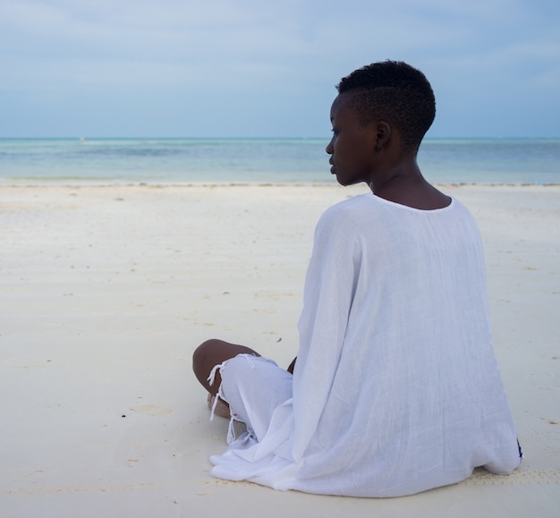 Hermosa niña africana en playa tropical