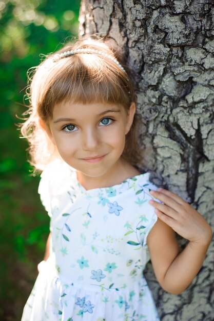 Una hermosa niña al aire libre. infancia feliz