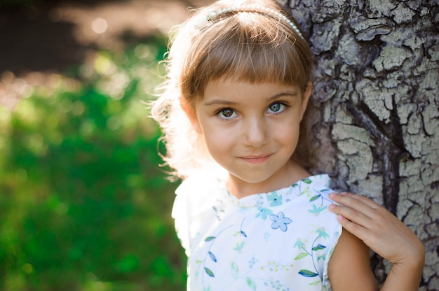 Hermosa niña al aire libre. Una infancia feliz.