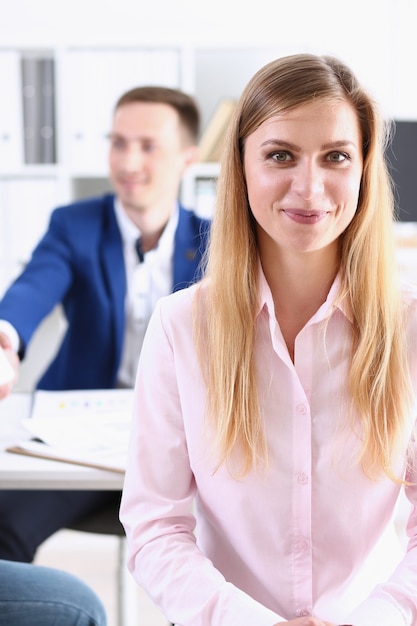 Hermosa niña alegre sonriente en el lugar de trabajo mirar en cámara