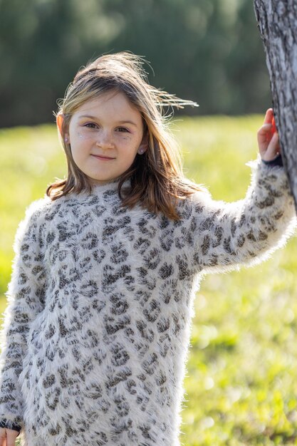 Foto hermosa niña de años en el retrato del parque de verano