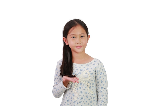 Hermosa niña asiática con la mano sosteniendo el pelo largo y negro y mirando a la cámara aislada en el fondo blanco